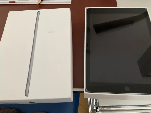 Apple iPad 9.7 (6th Gen) 32GB Wi-Fi - Space Grau