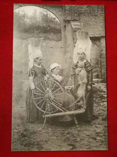 CPA 14 LA NORMANDIE - Types et Costumes - Les Trois Amies au Rouet La pileuse