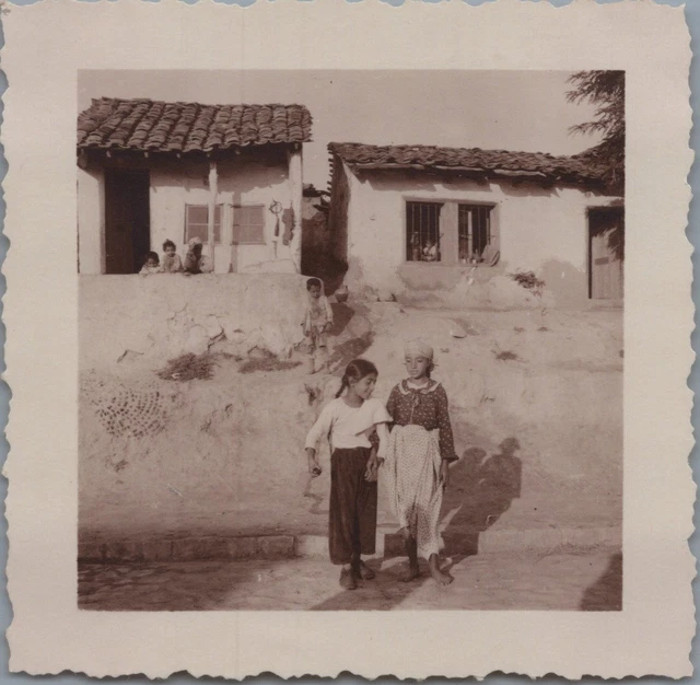 68 - Dambagh-la-ville - Enfants devant une maison - Non voyage - Dos