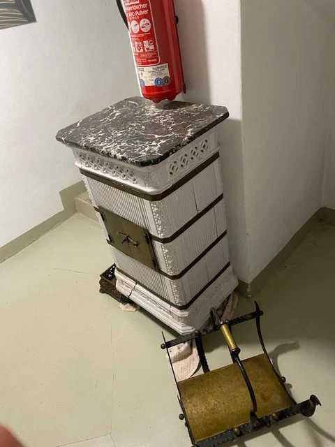 Antiker Kachelofen Ofenkachel weiß