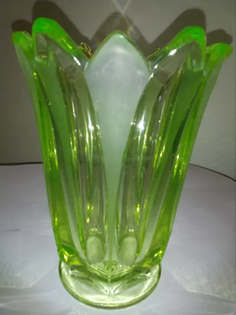 Pressglas Uranglas Vase Art Deko VINTAGE uranium pressed glass Annagelb Vaseline