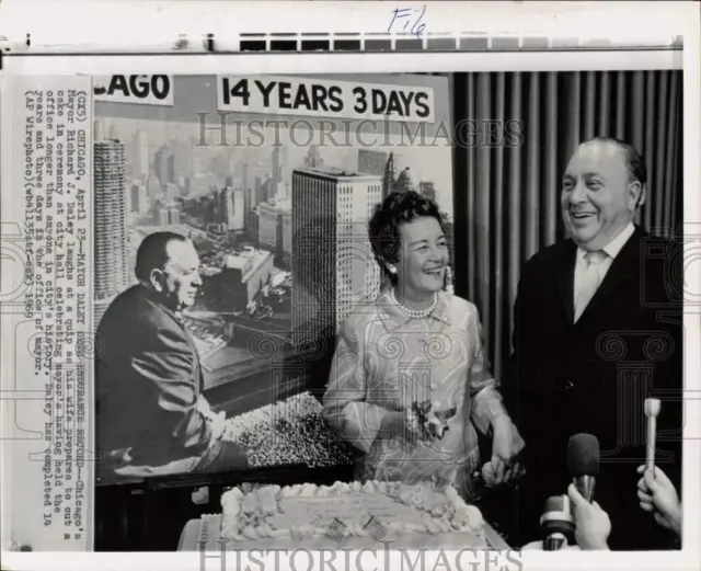 1969 Press Photo Mayor Richard Daley & wife at city hall celebration in Chicago