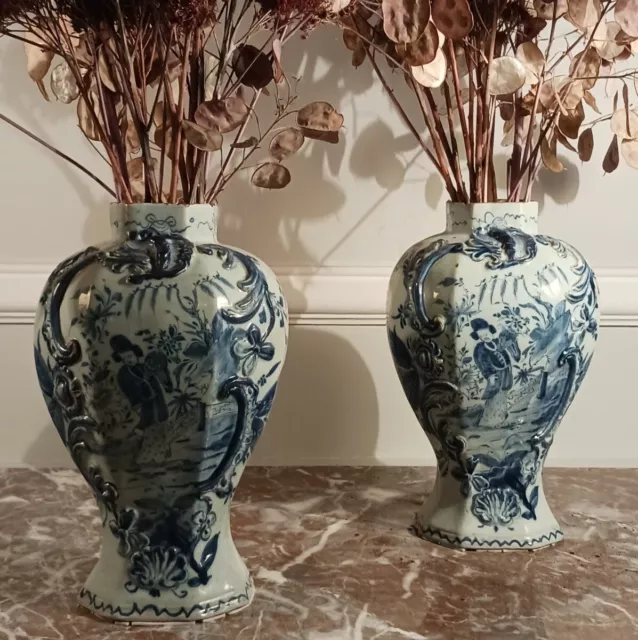 Delft, XVIIIe siècle - paire de vases en faïence - décor aux chinois et rocaille