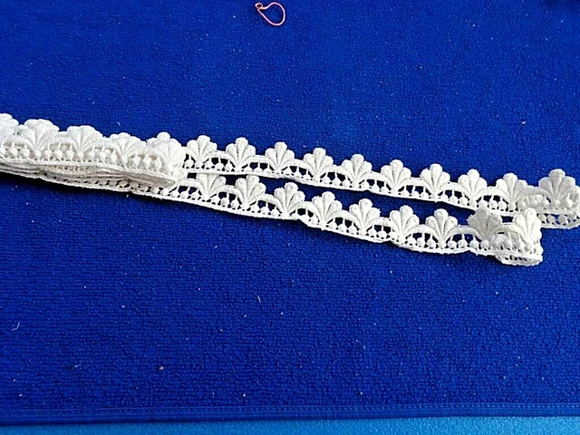 Alte weiße Baumwolle Spitzenborte/Bordüre2000x30mm, auch für Puppenkleider, neu