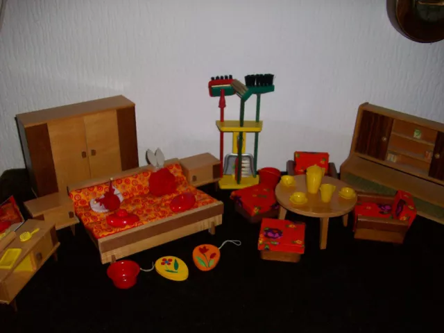 Wohn- und Schlafzimmermöbel (Paul Hübsch) mit viel Zubehör für Puppenstube