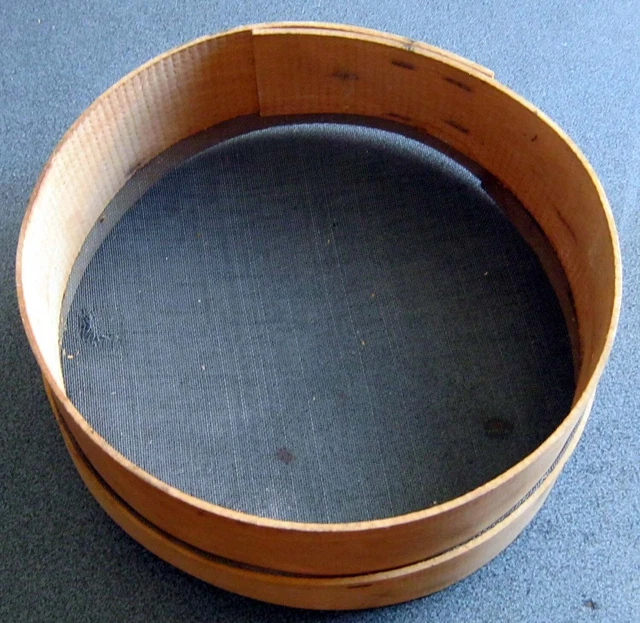 Setaccio Metallico Con Manico In Legno 25 Cm – Colino Per Wok E Cucina