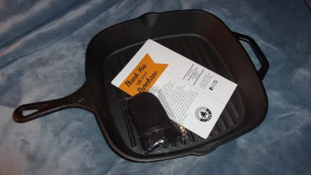 https://www.picclickimg.com/V4YAAOSwBD5liBG1/New-Backcountry-Cast-Iron-Skillet-With-Padded-Handle.webp