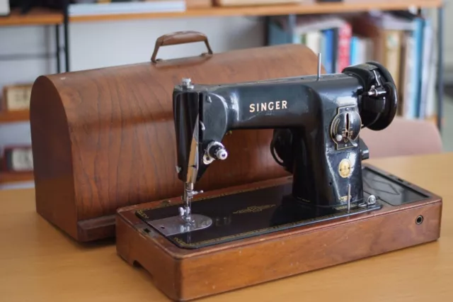 Vintage Singer Sewing Machine, With Original Case, Good Cosmetic Condition