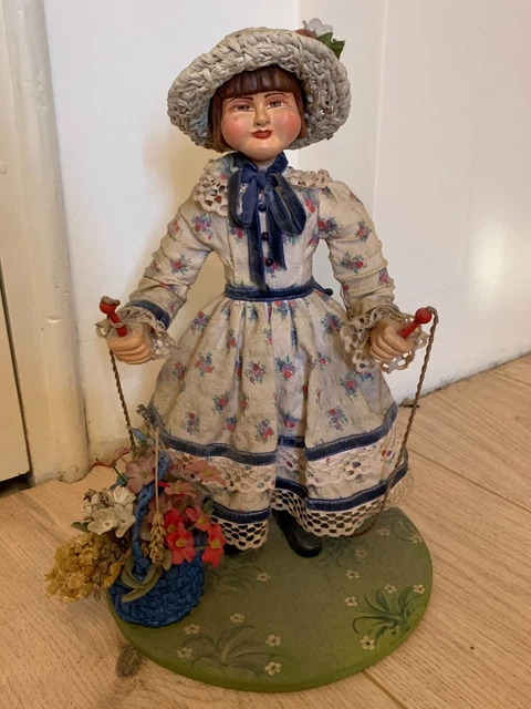 ANCIENNE ET JOLIE poupée en porcelaine signée, de caractère faisant