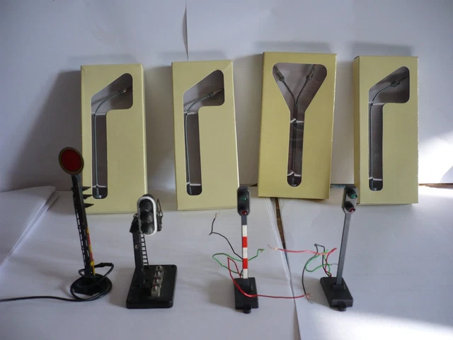 LOT DE 10 PANNEAUX DE SIGNALISATION POUR MODELISME FERROVIAIRE HORNBY