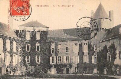 VANDENESSE - Cour du château