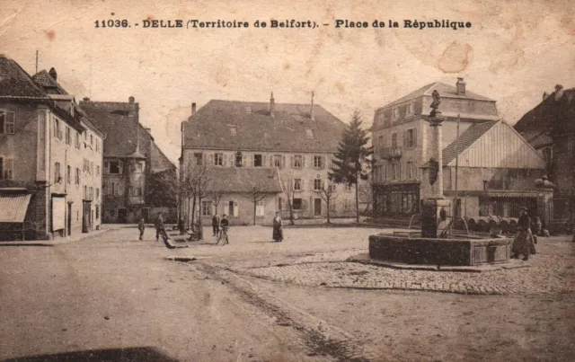 CPA 90 DELLE (T. de BELFORT) - 11036. Place de la République