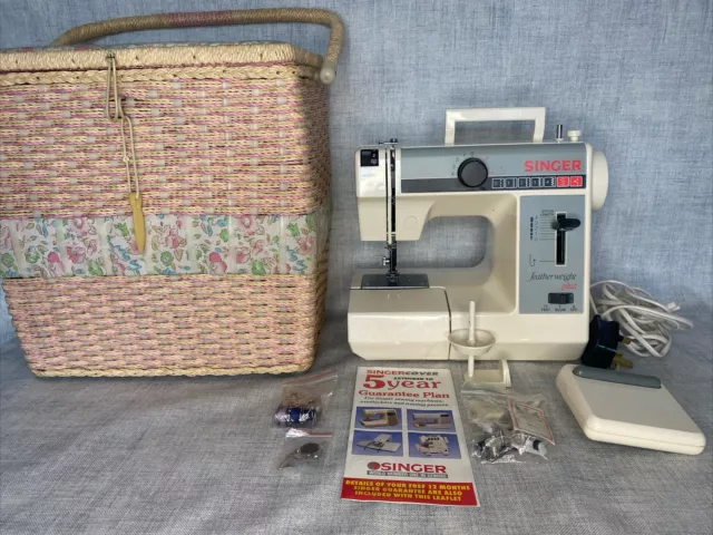 Singer Portable Free arm Sewing Machine Featherweight Plus 324 With Carry Case