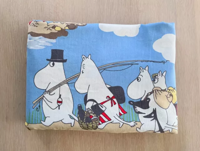 Blauer Mumin-Bettbezug von Finlayson, Moomintroll, Little My und Snorkmaiden