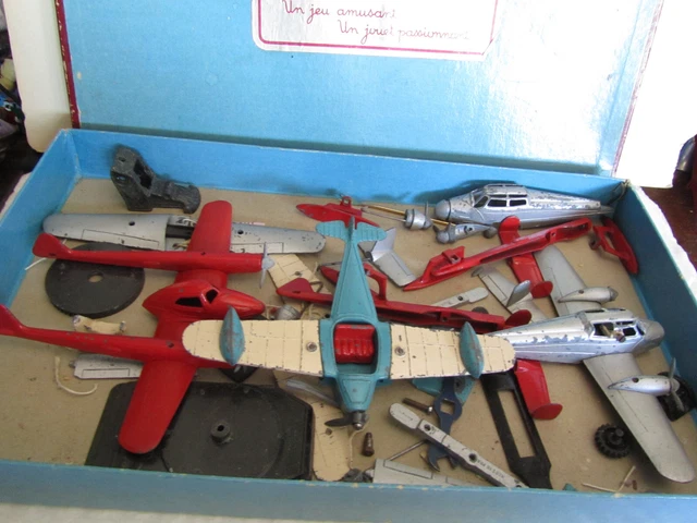 Un avion insolite - Jouets Anciens de Collection