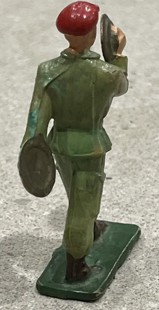FIGURINE STARLUX MILITAIRE BÉRET ROUGE TENUE MOIRÉE ASSIS SUR CAISSE