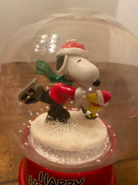 GEMMY PEANUTS Snoopy & Woodstock Happy Holiday Musical Snow Globe Waterless J