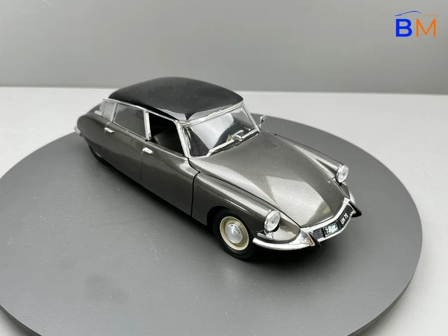 Citroën DS 19 Berline bleue Solido 1/18 - Collection