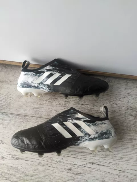 Glitches cleats store