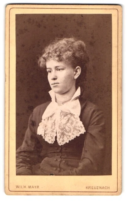 Fotografie Wilh. Mayr, Kreuznach, Salinen-Promenade, Portrait junge Dame im hüb