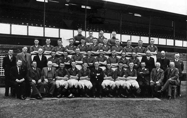 Bristol City Football Team Photo>1936-37 Season