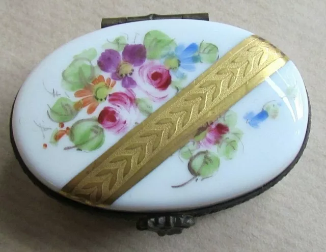 LIMOGES PORCELAIN LIDDED PILL / TRINKET BOX - HP FLORA & GILT (Ref6652)