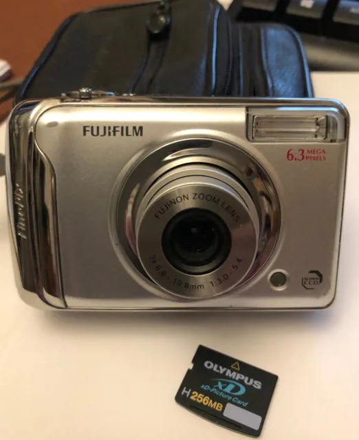 Fujifim Finepix A610 con estuche de transporte y tarjeta de fotos de 256 MB