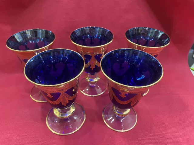 Set Di Cinque Bicchieri In Vetro Blu E Oro Meta' Xx Secolo 2