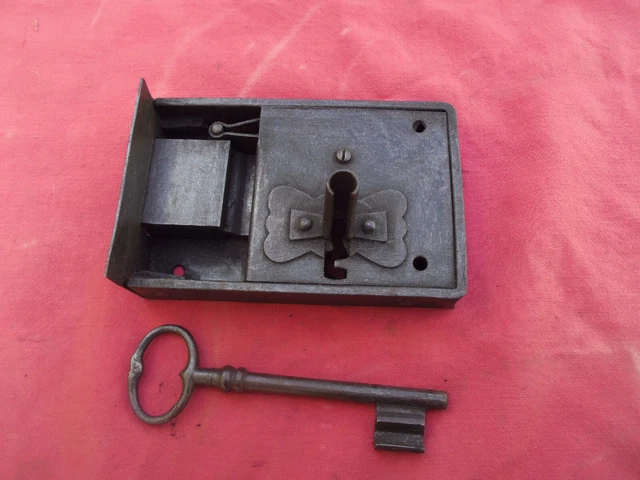 Ancienne Serrure De Meuble En Fer Forgé Avec Sa Clé – Déco Vintage Industriel