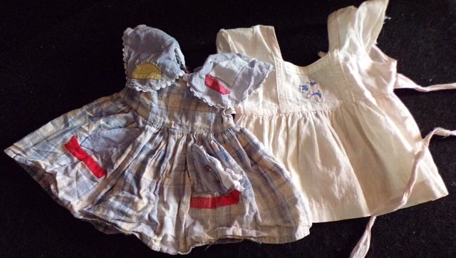 Jolie robe (ou fond de robe) , de poupée ancienne Raynal