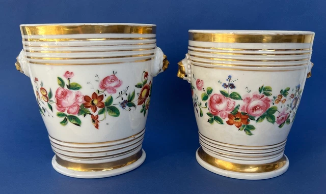 Paire de cache pot XIXeme en porcelaine de Paris, décor floral, lion + coupelles