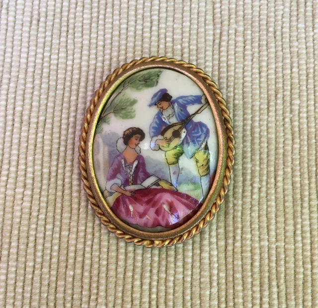 Broche Ancienne En Porcelaine De Limoges - Scènes Galantes - Occasion, Traces D'usage - Bijou Vintage