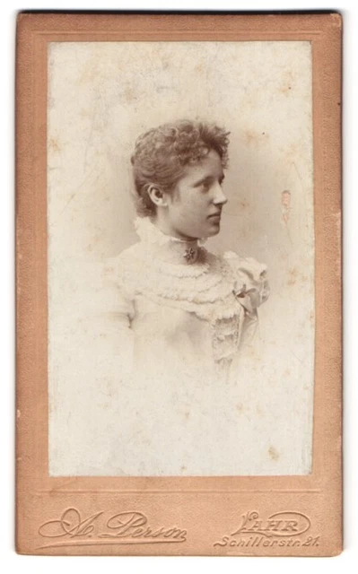Fotografie A. Person, Lahr, Schillerstr. 21, Fräulein mit hochgeschlossenem Kle