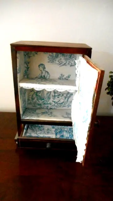 ARMOIRE de POUPEE ancienne doublée toile de JOUY