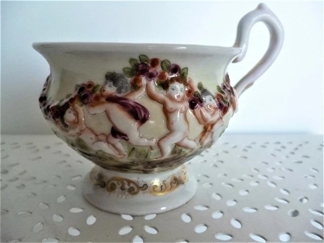 Capodimonte Naples Italie belle tasse en porcelaine 19 siècle.