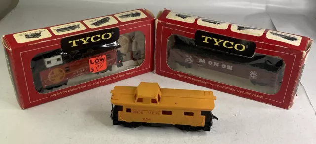 Vtg Tyco Lot of 3 HO Scale Train Cars - Santa Fe 999203/Union Pacific 654/Mon On