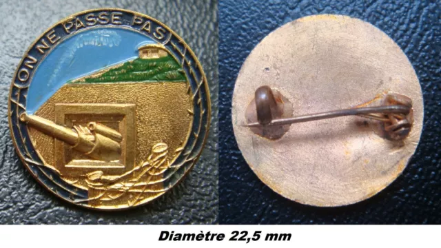 Insigne Ligne Maginot doré et peint, fond granuleux diamètre 22,5 mm