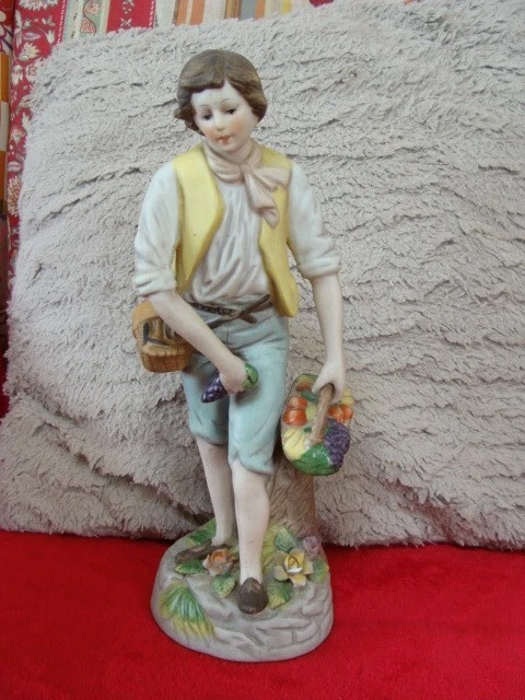 Statuette en biscuit polychrome jeune vendangeur