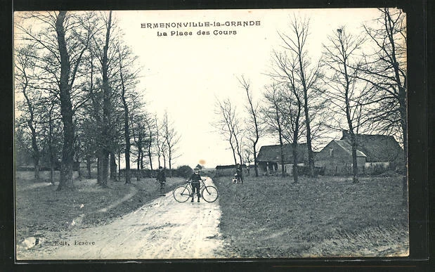 CPA Ermenonville-la-Grande, La Place des Cours