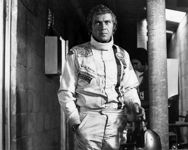 Steve McQueen holds racing helmet 8x10 photo Le Mans