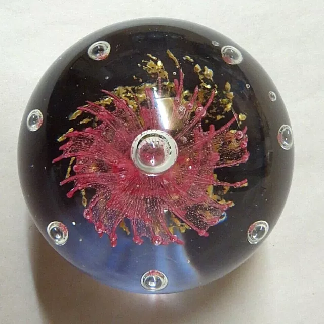 Large and attractive modern art glass paperweight - anemone pattern