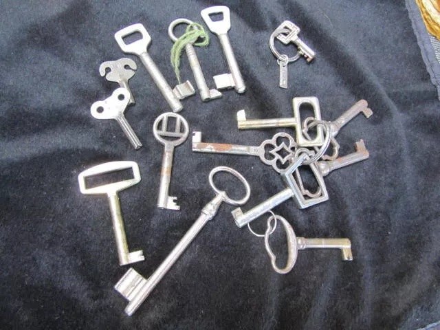 alte Schlüssel -Schrank und Spielzeug -  Konvolut aus Omas Haushalt