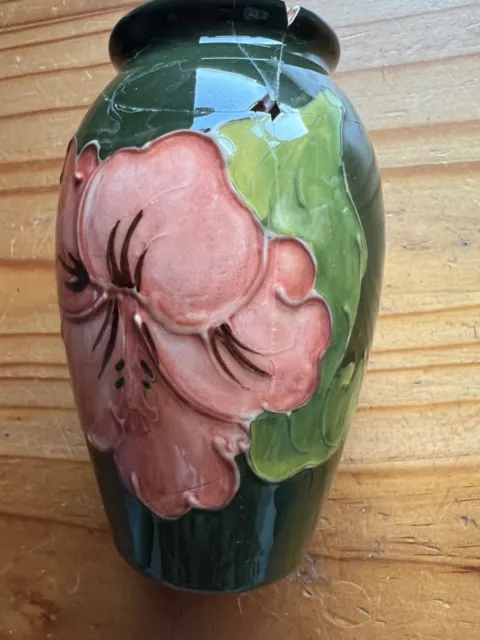 Moorcroft Vase Hibiscus  On Green Background 11 Cm High - Damaged