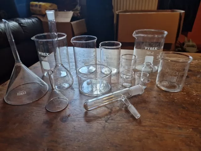 https://www.picclickimg.com/VBIAAOSw--1lD~Nu/VTG-Chemistry-Test-Tubes-Beakers-Glassware-Bottles.webp