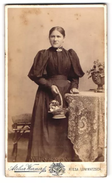 Fotografie F. W. Werner, Riesa, Kastanienstrasse 81, Junge Frau im Kleid mit Bl