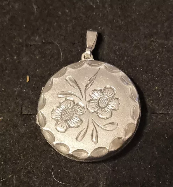 Lovely Old Solid Hallmarked Silver Forget Me Not Flower Mourning Photo Locket.