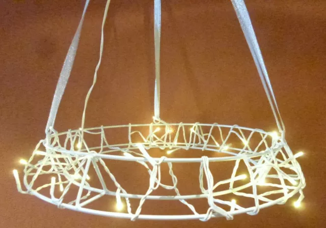 LED-Kranz hängend**Metall weiß 40 warmweiße LEDs**Durchmesser 40cm**NEU