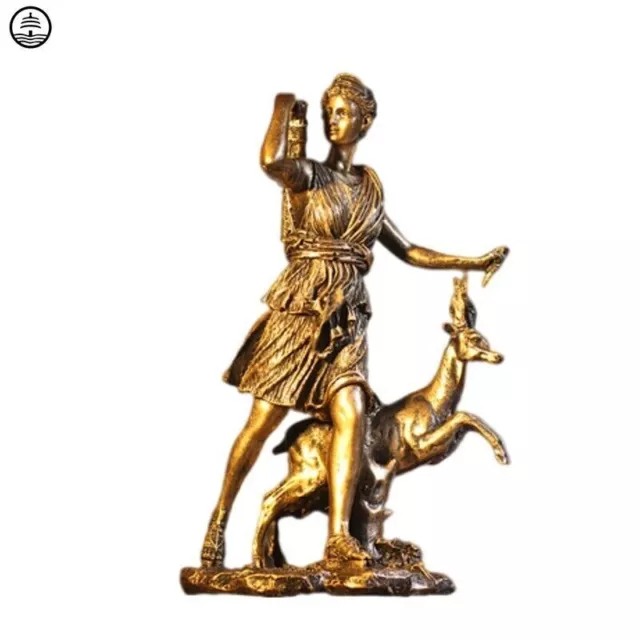 Estatua antigua de la diosa de la luna de Artemis, figura mitológica griega...