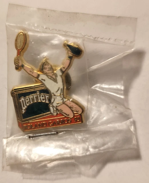 Lot Roland-Garros Perrier : Serviette, Chapeau, Horloge Et Pin Arthus Bertrand – 7 Objets Neufs Avec étiquettes