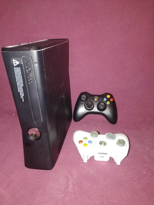 Xbox 360 slim 250 go + 20 jeux et deux manettes sans fils